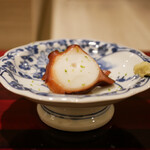 島津 - ◆蛸（天草）
      山葵だけで素材の味を楽しむかのように香りが良い蛸。 軽く食感を残した身、噛みしめるほどにぐんぐんと広がる華やかな香りの蛸です。