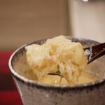 島津 - ご覧の通り毛蟹の身がしっかり忍ばせてあり、生姜の食感と味わいが毛蟹の繊維から甘みを綺麗に伝えてくれます。