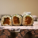 島津 - ◇干瓢巻
      しなやかな干瓢は瑞々しく甘みを伝え、胡麻と紫蘇が香りを与えて山葵で粋に締まります。