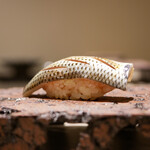 島津 - ◇小鰭（東京湾）
      落ち着いたシャリの酸味と身の〆た酸味は同じベクトルで味わいを深め合い、抜けていく香りがで綺麗な一貫をつくる。