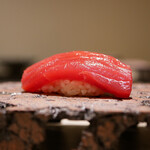 島津 - ◇赤身（青森 大畑）
      夏の香りが乗った綺麗な赤身。シャリがしっかりと力強い旨味へと導くおいしさ！