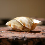 島津 - ◇新子（静岡 舞阪）
      ギュッと締まった酸味が爽やかに膨らみ、この時期らしい食感とともにシャリが後押し。
      迷わず追加したくなる季節もの。