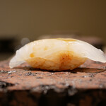 島津 - ◇目一鯛
      シャリがやわらかくほどけ、綺麗に酸味を広げる。
      しっとりと馴染んむやや塩気のある身、えんみが全体を調和して気持ち良い一体感を伝えるファーストタッチ。