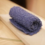 島津 - 握りに移るタイミングで交換されるおしぼり。
      汚れが目立たない色合いは嬉しい配慮。