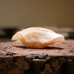 島津 - ◇春子鯛（大分 豊後水道）
      乗せられた塩とシャリの塩気が立ち上がり、一体化するほどに身の甘みがどんどん膨らむ！ バランスの整った綺麗な一貫です。