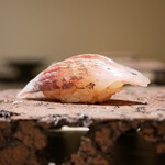 島津 - ◇鯵（鹿児島 出水）
      むっちりとした口当たりの身、優しくも奥から力強い旨味が押し寄せる！ 抜ける香りと綺麗な味の広がりが噛みしめるほどに膨らむ一貫。