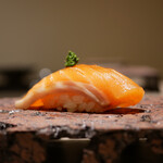 島津 - ◇トキシラズ（北海道 釧路 昆布森）
      醤油と浅葱の香りが凄まじいほどに旨味として膨らみ、その旨味は香りと共鳴して爆発！ もはやため息しか出ない。