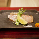 島津 - ◆黒ムツ（神津島）
      軽く焼いてたたいた身と手作りの佐賀の柚子胡椒で焼きしゃぶのように。 
      ねっとりと馴染む優しいタッチの身、脂が乗っているからこそ形成される絶妙な旨味！
      その余韻にはため息しかでない！