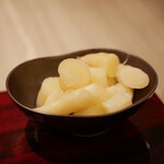 島津 - ガリ
      みずみずしさから響き渡る酸味。島津さんらしい形状でおいしいガリ。