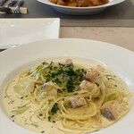 ビストロ プレザン - サーモンとキャベツのクリームソース