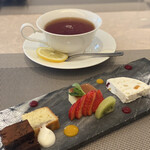 ビストロ プレザン - ガトーショコラ、完熟バナナのパウンドケーキ、濃厚プリンって言われたかな？右端のカッサータはマスカルポーネチーズで作られているそう。軽い口どけで美味しかった〜。