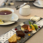 ビストロ プレザン - デザートは長〜いプレートに。撮影に苦労します(笑)