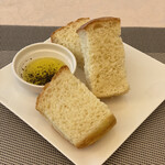 ビストロ プレザン - 自家製のフォカッチャもめちゃうま〜♪