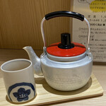 モンク食堂 - お茶はコーン茶！