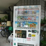 サッポロラーメンくまごろう - １００円、１２０円とボディに手書きされている自販機