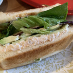 ラ・テイエ - カニ・ツナ・アボカドサンドイッチ、上から見ると