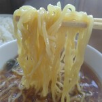 笑楽亭 - ウェイブのかかる艶のある麺