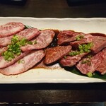 炭火焼肉 肉刺し にく式 - 和牛サガリ(1400円)・上カルビ(1300円)