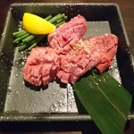 炭火焼肉 肉刺し にく式 - 料理写真:上タン(1550円)