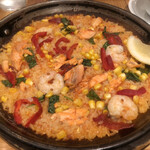 La Pesquera MARISQUERIA - 今週のパエージャ：サーモンと海老ゴールドラッシュのパエージャ