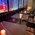 COMMA, - 【テーブル2名様×5】昼・夕方・夜…そのときそのときの素敵な景色をご堪能いただけます。窓際席はもちろん、フロアのお席ではパノラマビューで変化していく美しい空の色をお楽しみください。