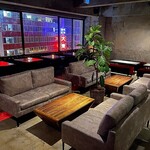 COMMA, - プライベート感を大切にしたお席で梅田の夜景をご覧ください♪座り心地抜群のソファーにもたれながら、梅田の夜景を独占！ロマンティックな夜景を眺めながら、お二人の距離もさらに縮まること間違いなしです☆お席の間隔を保ってご案内をさせていただいております。雰囲気抜群な店内で大切なお時間を…。