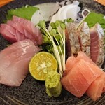 えいこ鮮魚店 - 刺身盛り合わせ500円