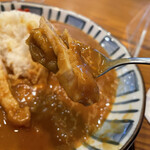 蕎麥 三晃菴 - 薄めの肉厚も、ひと口でカレーとライスと一緒に食べられて幸せ