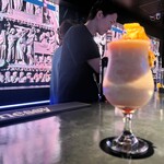 D3 Roppongi Bar Lounge - 当店のバーテンダーMori君とパイナップルのピニャコラーダ