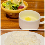 キッチンカリオカ - ランチにはミニサラダ、ライスorパン、ドリンクorスープが付きます。
      本日のスープは枝豆の冷製スープでした。