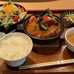 門前洋食 藤屋 - スープカレーはサラダが付きます