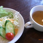 オムライスセットのサラダとスープ。