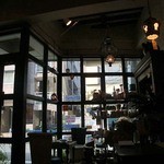 LampadaII - 店内は広くないけど、開放感もあって、天井も高くて、おしゃべりも弾む雰囲気