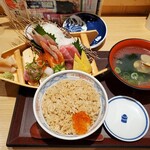 鮨・酒・肴 杉玉 - 1日10食限定の舟盛り丼
