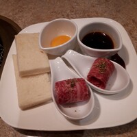 焼肉 銀座コバウ 特別室 - これがユッケらしい。焼きます。