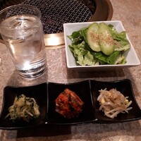 焼肉 銀座コバウ 特別室 - キムチナムル盛り合わせ・サラダ
