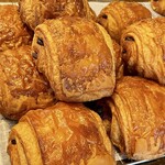 BLUE POPPY Bakery - Pain au Chocolat 