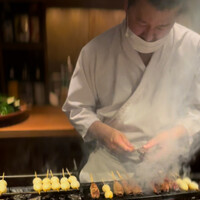 とり茶太郎 - 捏の火入り具合を、熱いのに素手で触って確認される素晴らしいプロの技！