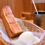 Komeda Ko-Hi-Ten - アイスコーヒー(無糖│レギュラーサイズ)@税込580円│モーニングA（山食パン＆いちごジャム、ゆで玉子）