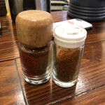 延喜 - 左は今までのハバネロベース、右は今回ブレンドしたジョロキアベースのスパイスです。