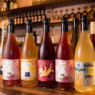 世界各国の厳選ナチュラルワインやスパイスに合うお酒をどうぞ