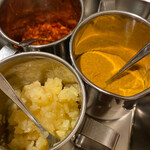 じんぎすかん マルタケ すすきの本店 - 唐辛子 カレー粉 にんにく。 カレー粉はここだけのオリジナル