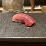 鮨 青海 - 宮崎県塩釜産のマグロ中トロ　シャリがほんのり暖かく魚の香りも良い　バルサミコシャリ！