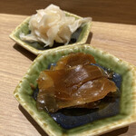 鮨 青海 - 2種類のガリも珍しい　普通の甘酢ガリと干瓢巻きの煮汁で漬けた甘口のガリ！甘口ガリはほっこりする味