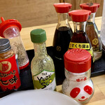 谷川米穀店 - 卓上の調味料たち