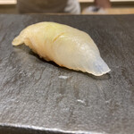 鮨 青海 - 北海道産アマテガレイ　えんがわ射込み握り