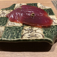 鮨 青海 北新地 - 和歌山県産鰹の漬け　富山県産辛子