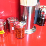 ラーメン二郎 - 卓上調味料