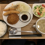 ワインバル 三ツ矢堂商店 - 日替わり定食(メンチカツ&白身魚フライ)❗️
