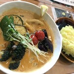 スープカレー トムトムキキル - エビ・キーマの旬菜ココナツカレー（1,500円）